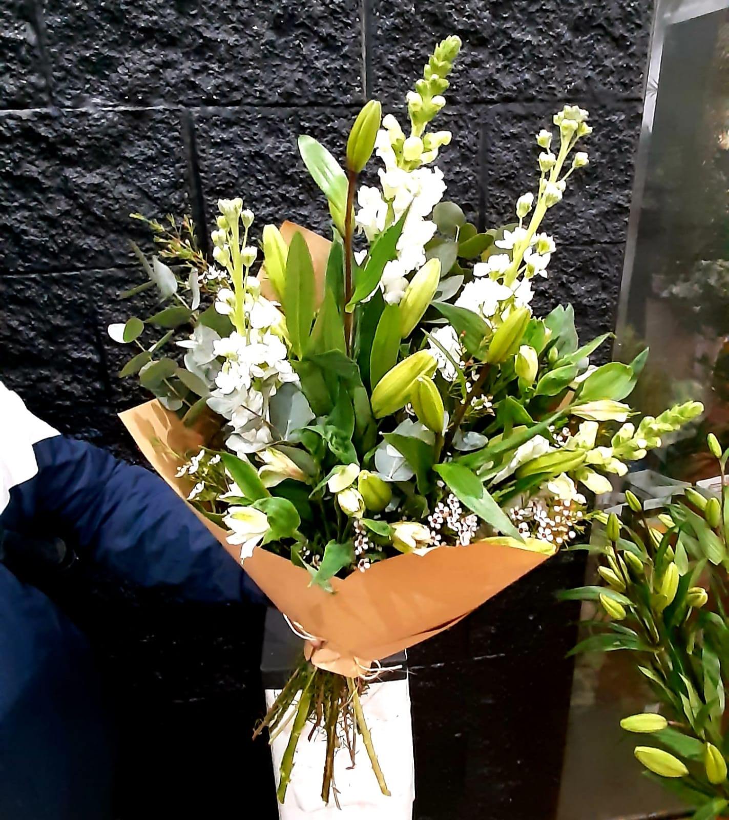 Envio y venta de flores ,rosas, plantas,arreglos florales ,regalos y desayunos a domicilio con delivery gratis en la Ciudad Autonoma de Buenos Aires y con costo de envo en localidades del Gran Buenos Aires asi como delivery de flores y plantas a travs de florerias asociadas en todas las provincias de la Argentina, Buenos Aires, la Pampa, Tucuman, La Rioja, Ro Negro, Entre Rios, Corrientes, Misiones, Neuquen, Chubut, Tierra del Fuego, Santa Cruz, San Luis, Mendoza, Cordoba, Jujuy, Formosa, Santiago del Estero, Salta, Chaco, Catamarca ,San Juan, y ademas realizamos el delivery de flores ,coronas,palmas , plantas y regalos a todas las ciudades de Argentina, Mar del Plata, Crdoba, Buenos Aires, con cargo en Santa Rosa, La Plata, Bella Vista, Neuquen, Pilar, Paran, Posadas, Resistencia, Cipolleti y mas de 300 ciudades y localidades en todo el territorio de nuestro pas, asi como tambien tenemos la posibilidad de enviar flores a casi todo el mundo en cuestion de horas