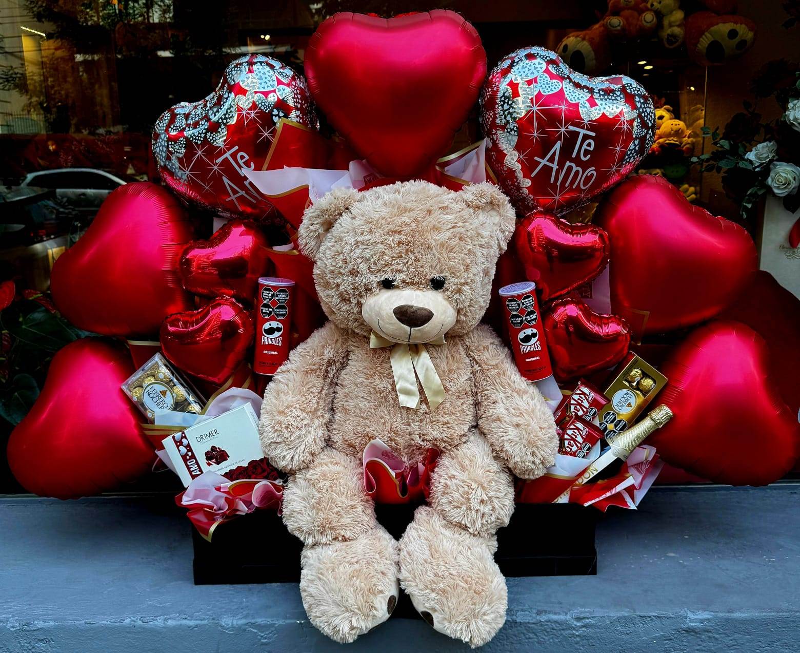 Envio y venta de flores ,rosas, plantas,arreglos florales ,regalos y desayunos a domicilio con delivery gratis en la Ciudad Autonoma de Buenos Aires y con costo de env�o en localidades del Gran Buenos Aires asi como delivery de flores y plantas a trav�s de florerias asociadas en todas las provincias de la Argentina, Buenos Aires, la Pampa, Tucuman, La Rioja, R�o Negro, Entre Rios, Corrientes, Misiones, Neuquen, Chubut, Tierra del Fuego, Santa Cruz, San Luis, Mendoza, Cordoba, Jujuy, Formosa, Santiago del Estero, Salta, Chaco, Catamarca ,San Juan, y ademas realizamos el delivery de flores ,coronas,palmas , plantas y regalos a todas las ciudades de Argentina, Mar del Plata, C�rdoba, Buenos Aires, con cargo en Santa Rosa, La Plata, Bella Vista, Neuquen, Pilar, Paran�, Posadas, Resistencia, Cipolleti y mas de 300 ciudades y localidades en todo el territorio de nuestro pa�s, asi como tambien tenemos la posibilidad de enviar flores a casi todo el mundo en cuestion de horas